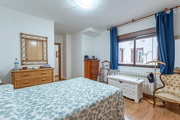 Casas en venta y pisos alquiler - 3