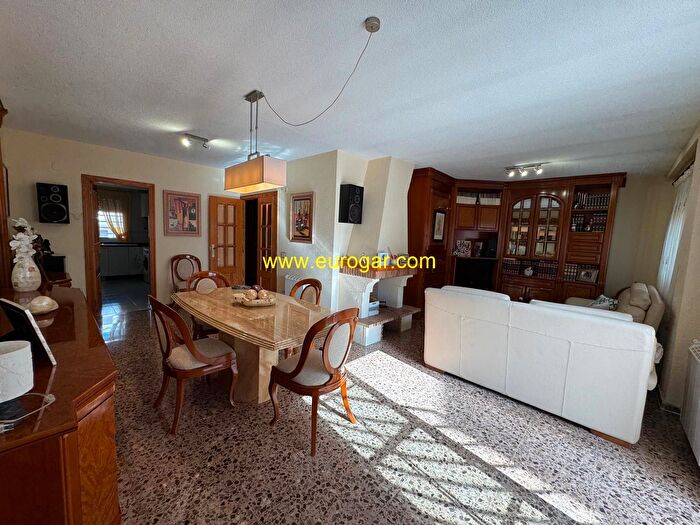 Casa en venta en Centro, Chiva de 3 habitaciones