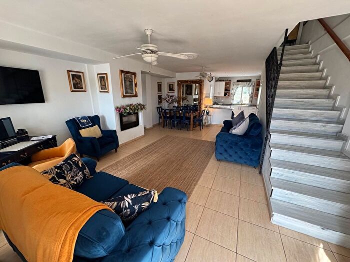 Casas en venta y pisos alquiler - 3