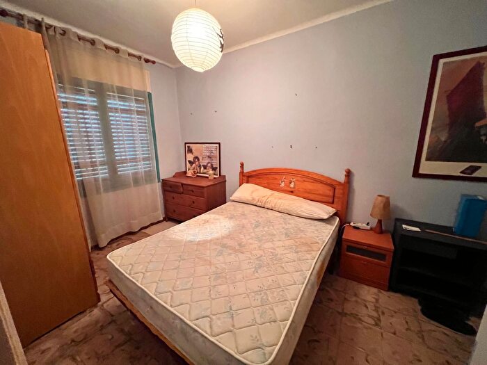 Piso en venta en La Gavarra, Cornellà de Llobregat de 10 habitaciones