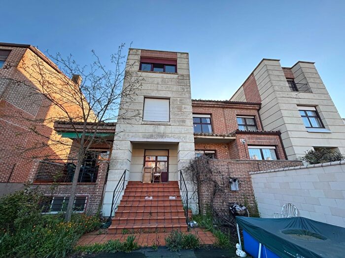 Casa en venta en Simancas, Valladolid de 7 habitaciones