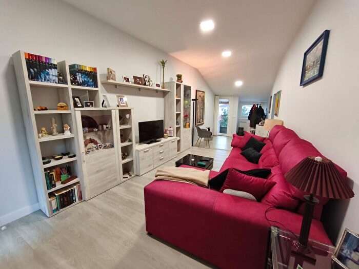 Casas en venta y pisos alquiler - 1