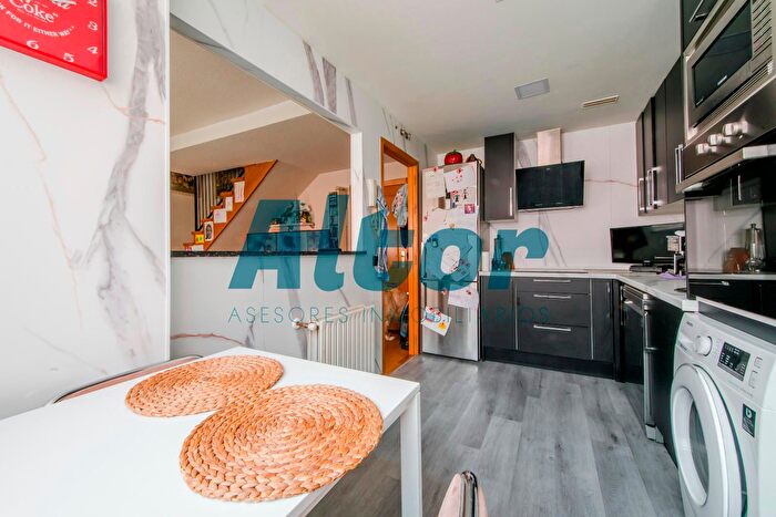 Casas en venta y pisos alquiler - 3