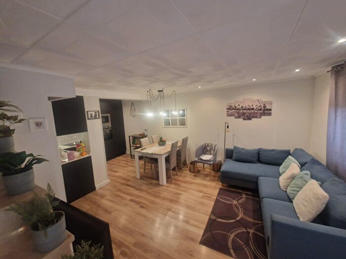 Casas en venta y pisos alquiler - 1
