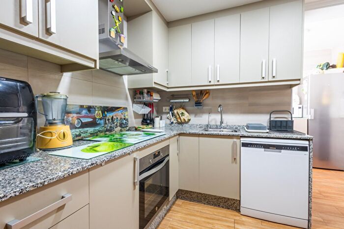 Casas en venta y pisos alquiler - 3
