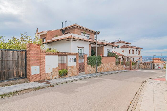 Casa en venta en Altos de la Zubia, La Zubia de 4 habitaciones