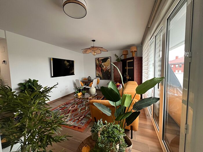 Casas en venta y pisos alquiler - 1