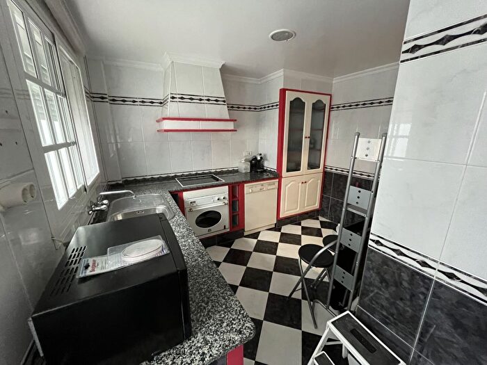 Casas en venta y pisos alquiler - 3