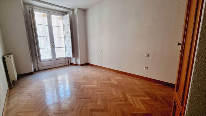 Casas en venta y pisos alquiler - 3