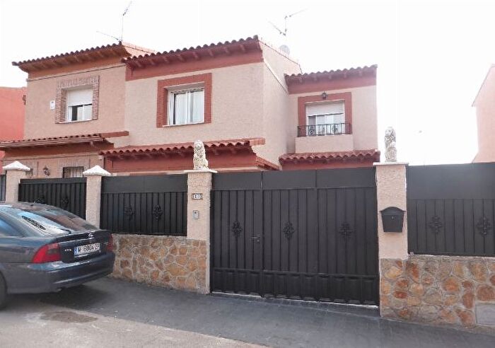 Casas en venta y pisos alquiler - 3