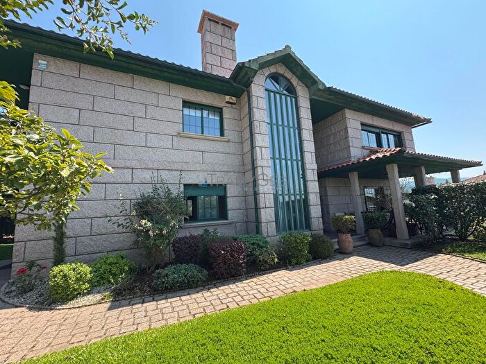 Casa en venta en Sardoma Castrelos, Vigo de 6 habitaciones
