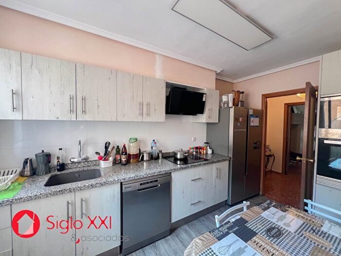 Casas en venta y pisos alquiler - 3