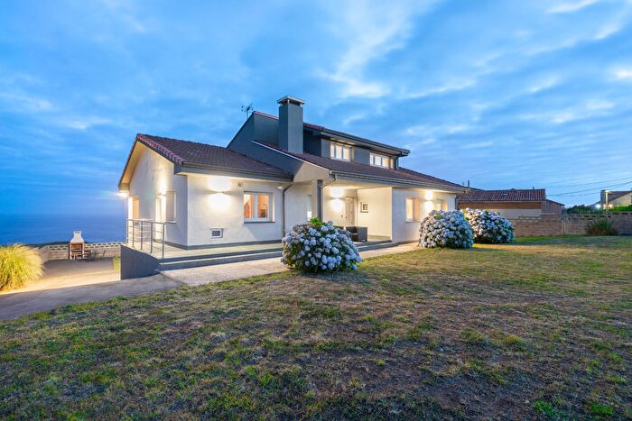 Casa en venta en Verdicio Bañugues Cabo Peña, Gozón de 4 habitaciones