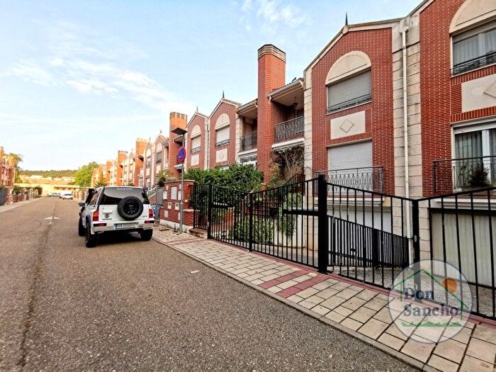 Casa en venta en Cistérniga, Valladolid de 4 habitaciones
