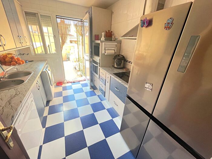 Casas en venta y pisos alquiler - 3