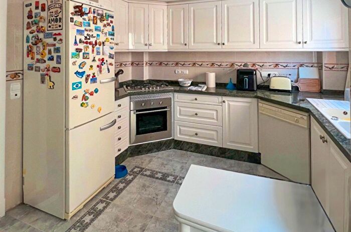 Casas en venta y pisos alquiler - 3