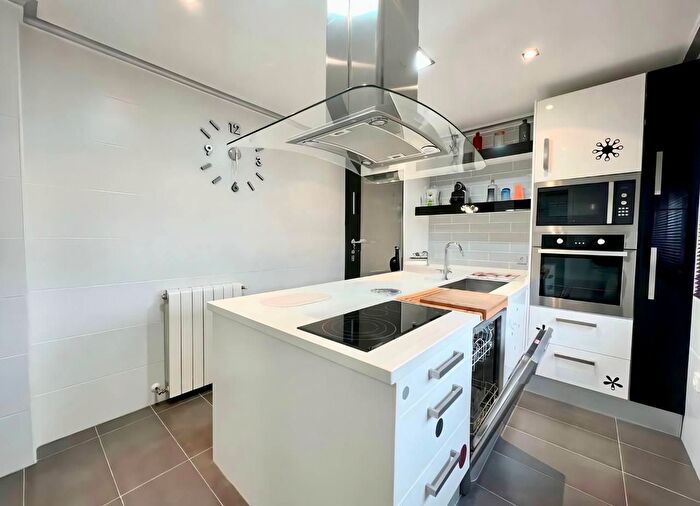 Casas en venta y pisos alquiler - 3