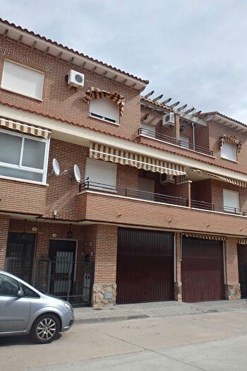 Casas en venta y pisos alquiler - 1