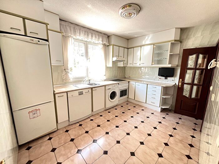 Casas en venta y pisos alquiler - 3