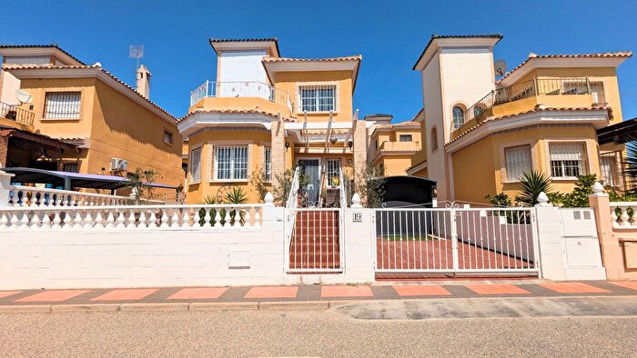 Casa en venta en Algorfa, Alicante de 3 habitaciones
