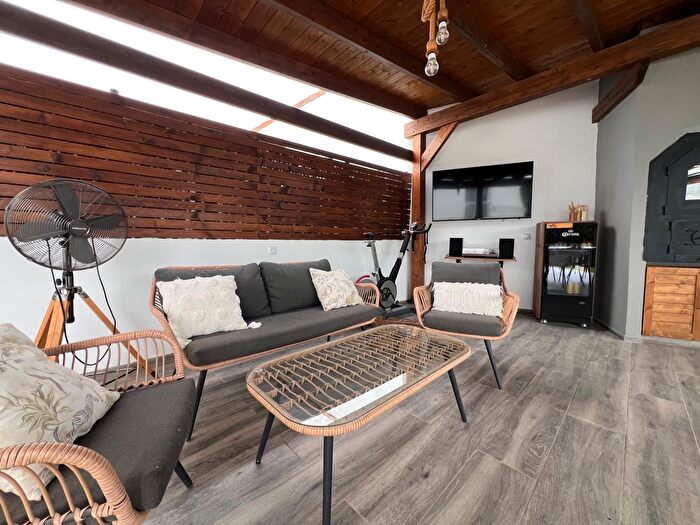 Casas en venta y pisos alquiler - 3