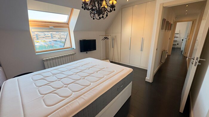 Casas en venta y pisos alquiler - 3