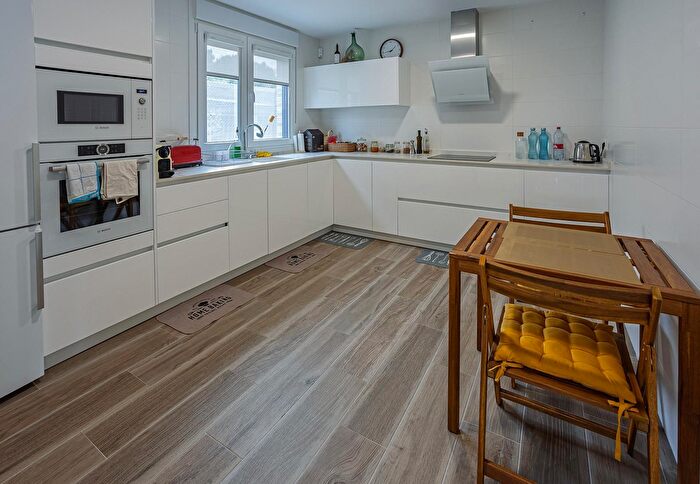 Casas en venta y pisos alquiler - 3