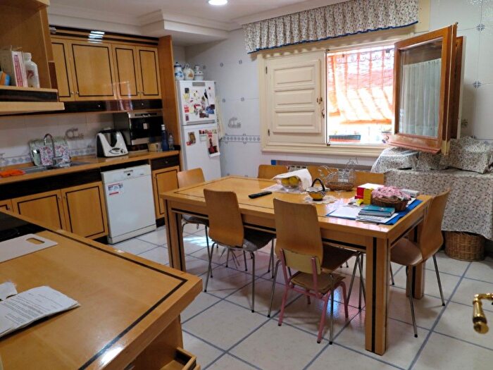 Casas en venta y pisos alquiler - 3