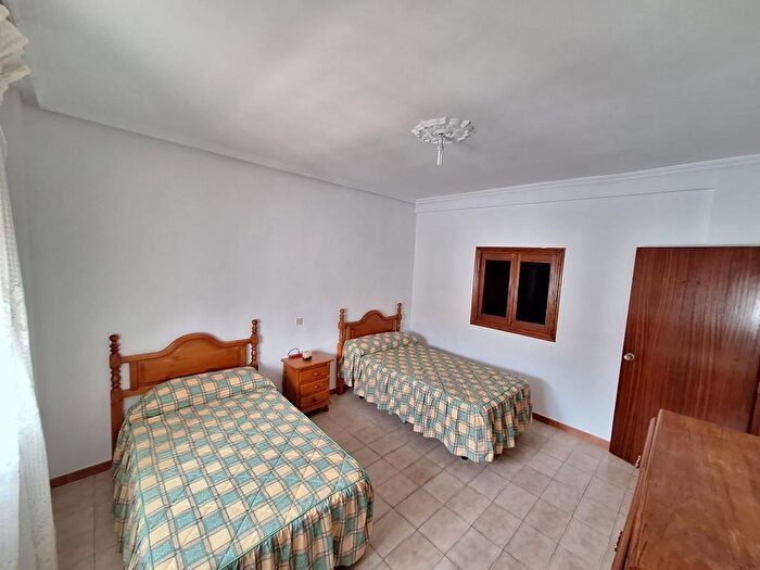 Casas en venta y pisos alquiler - 3