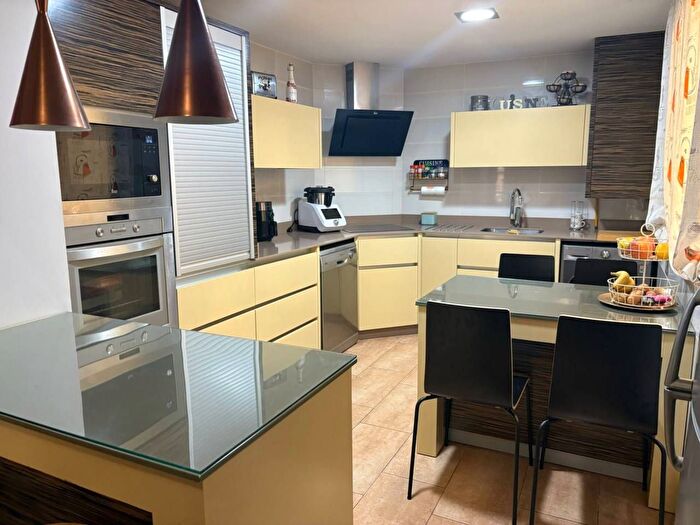 Casas en venta y pisos alquiler - 3