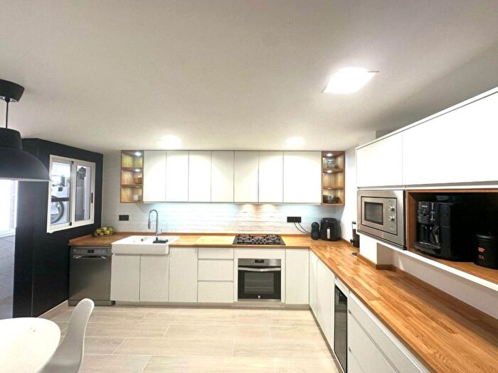 Casas en venta y pisos alquiler - 1