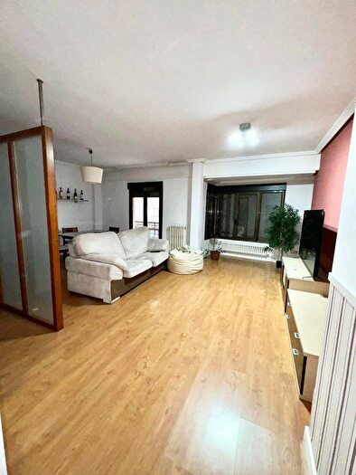 Casas en venta y pisos alquiler - 3