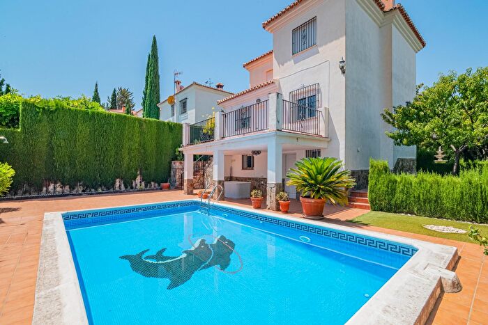 Casa en venta en Barrio de la Vega, Monachil de 4 habitaciones
