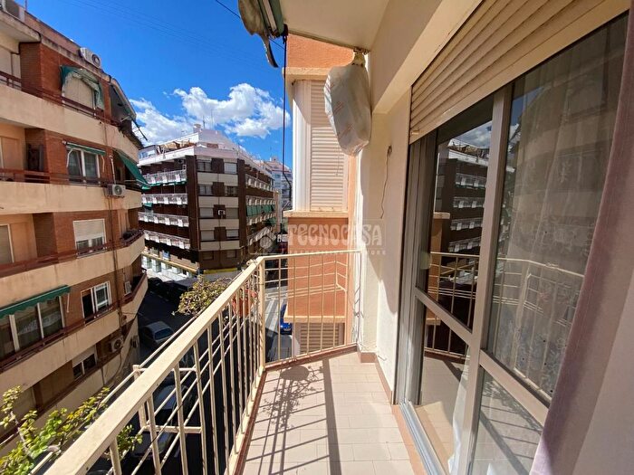Casas en venta y pisos alquiler - 3