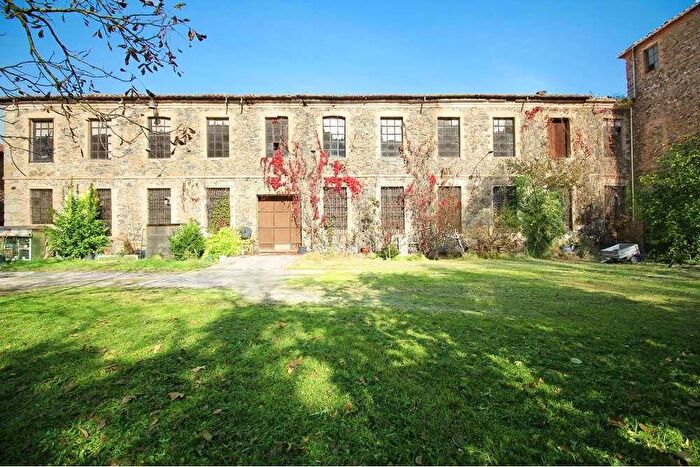 Casa en venta en Montagut i Oix, Girona de 4 habitaciones