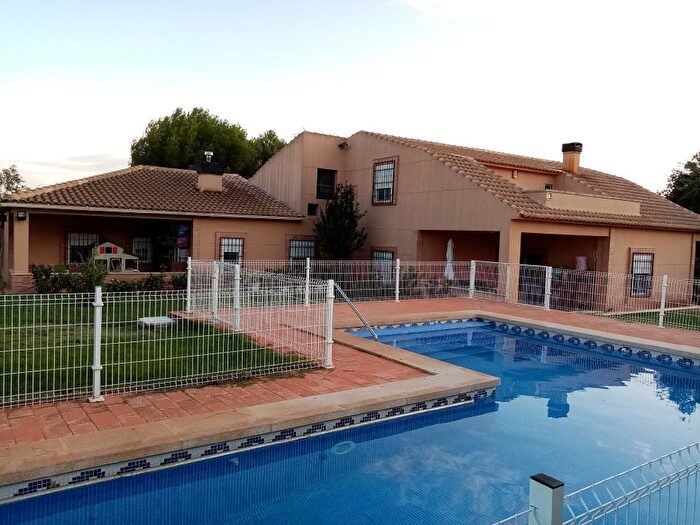 Casa en venta en Área RuralValverdeLas Casas, Ciudad Real Capital de 8 habitaciones