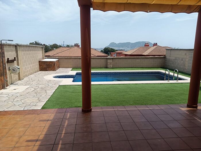 Casa en venta en San García, Algeciras de 4 habitaciones