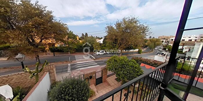 Casa en venta en Aljamar, Tomares de 5 habitaciones