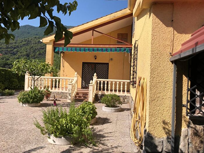 Casa en venta en La Adrada, Ávila de 3 habitaciones