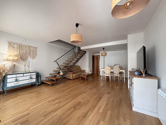 Casas en venta y pisos alquiler - 1