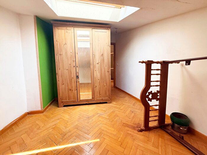Casas en venta y pisos alquiler - 3