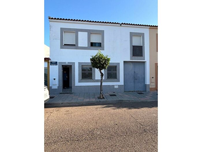 Casa en venta en Valdelacalzada, Badajoz de 4 habitaciones