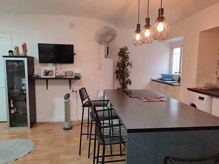 Casas en venta y pisos alquiler - 2