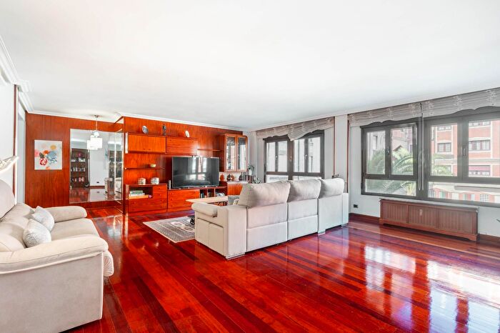 Piso en venta en Milán Pumarín Teatinos, Milán Pumarín de 4 habitaciones
