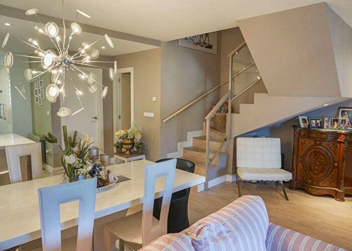 Casas en venta y pisos alquiler - 3