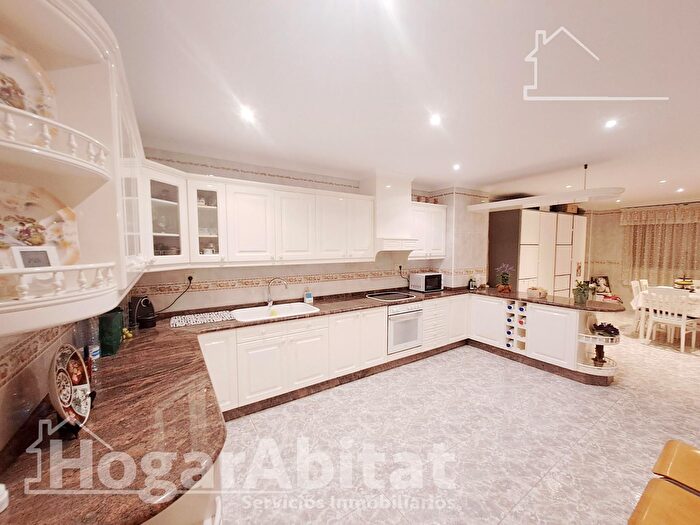 Piso en venta en Este, Parque Geólogo José Royo Gómez de 4 habitaciones