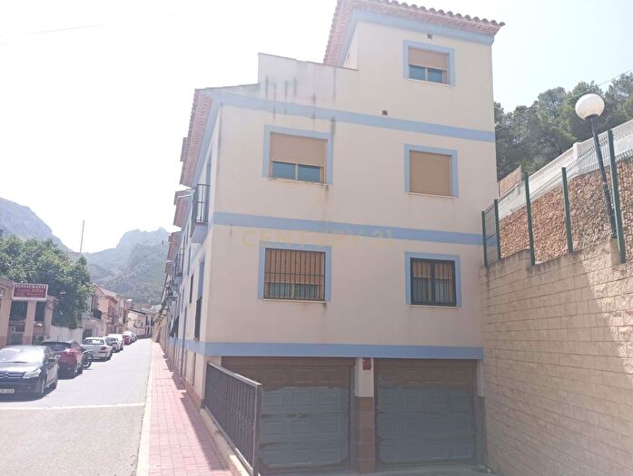 Casas en venta y pisos alquiler - 3