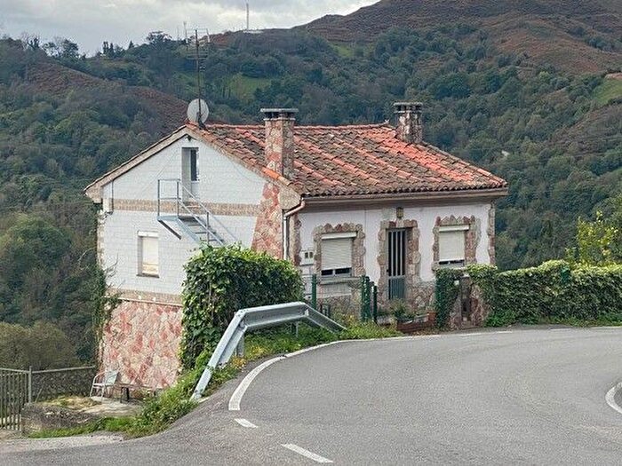 Casa en venta en Bimenes, Asturias de 3 habitaciones