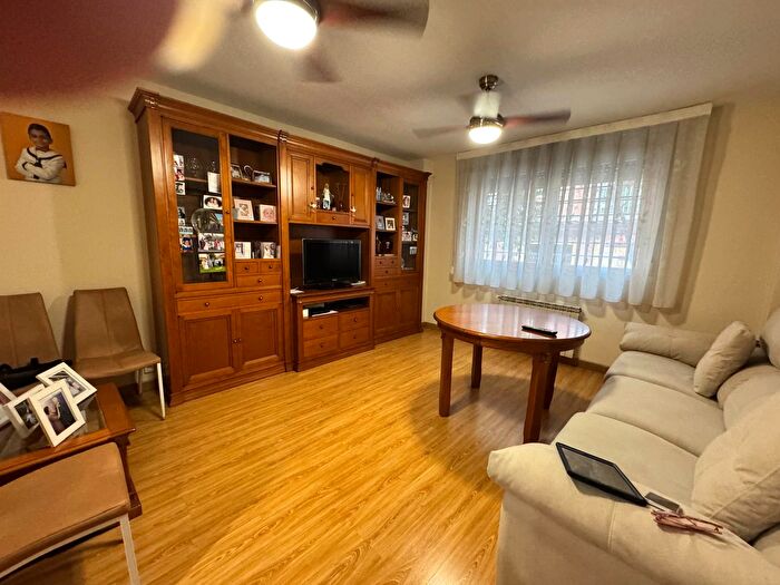 Casas en venta y pisos alquiler - 3