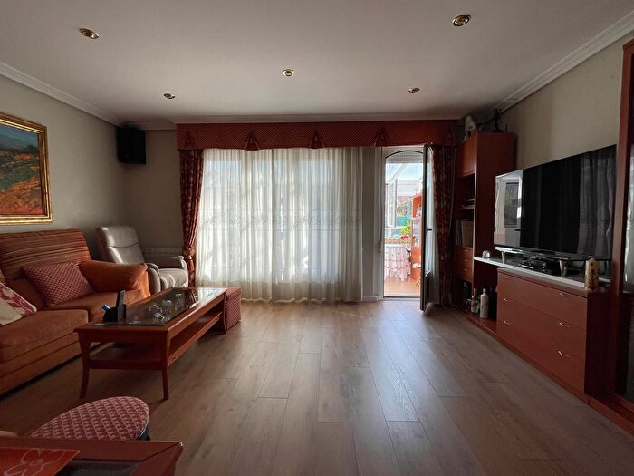 Casas en venta y pisos alquiler - 3